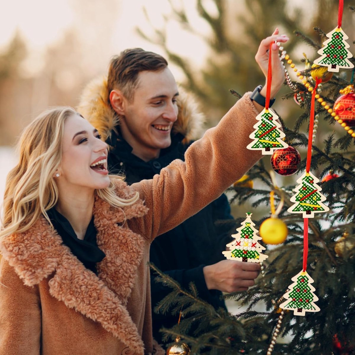Kerst borduurset - Kerstboom borduren - DIY kerstknutsels - Borduurset voor volwassenen - Kerstboomversieringen - Houten kerstboom bladwijzer kruissteek - Kerstborduurset voor kinderen en beginners – foto 3