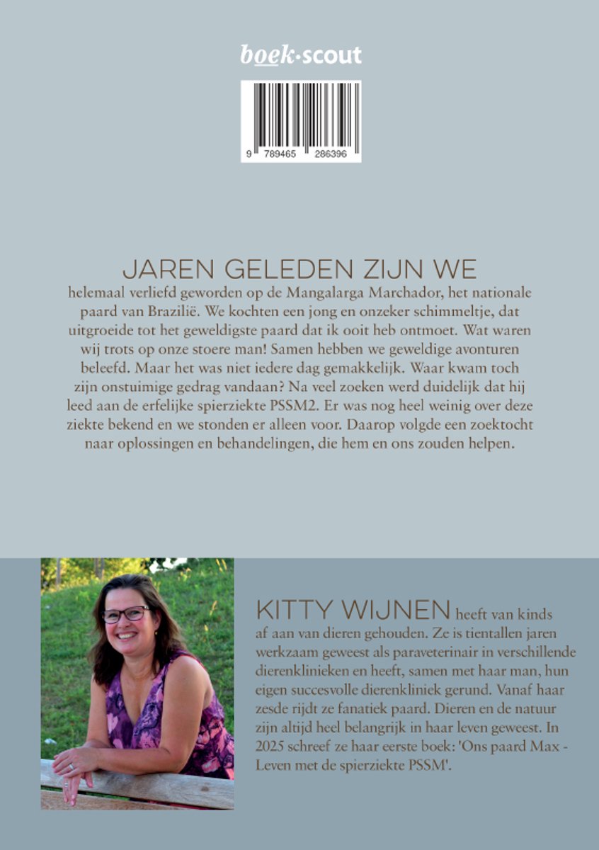 Achterkant boek met foto van Kitty Wijnen en tekst over 'Ons paard Max'.