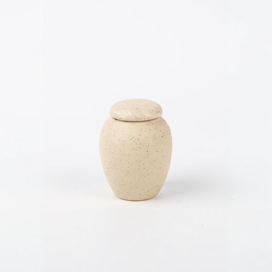 Lichtbeige mini urn met deksel en subtiele spikkels, op een witte achtergrond.