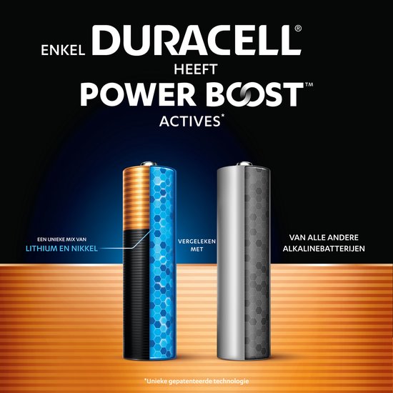 Comparaison de la structure interne d'une pile AA Duracell Power Boost avec une pile alcaline standard.