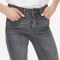 Close-up van het voorpand van een lichtgrijze denim jeans met handen in de zakken.