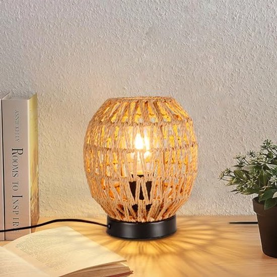 Foto: Vintage bureaulamp met rotan lampenkap en ijzeren voet boho handgevlochten ontwerp voor woonkamer eetkamer bruiloft en balkon