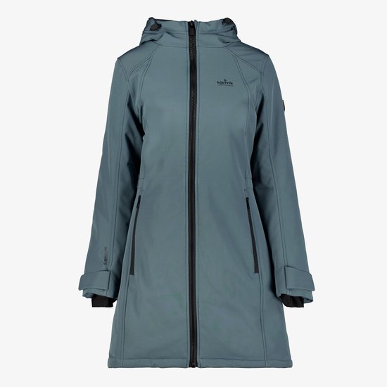 Voorkant blauwe Kjelvik softshell jas met rits, capuchon en ritszakken.
