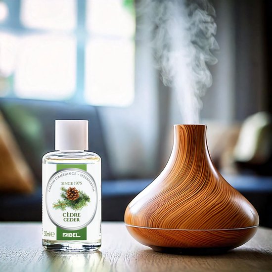 Fabel Sfeerparfum Cèdre naast een houten geurverspreider die stoom afgeeft.