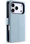 Lichtblauwe telefoonhoes in boekstijl, gedeeltelijk geopend, met een telefoonhoes met camera-uitsparing zichtbaar.