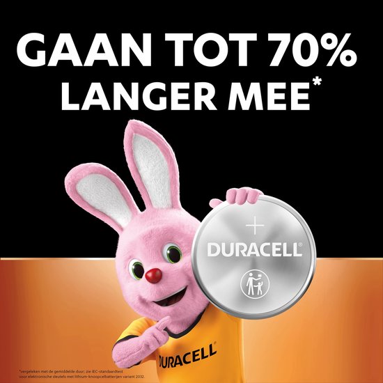 Gaat tot 70% langer mee. Een Duracell-konijn houdt een Duracell CR2032 batterij omhoog.