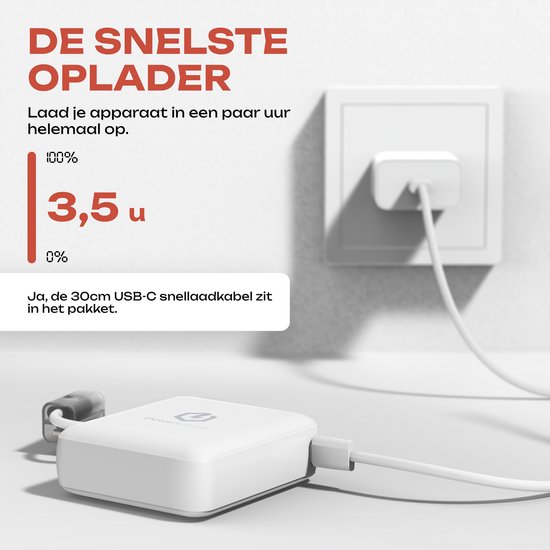Witte powerbank aangesloten op een stopcontact, met een USB-C-kabel.