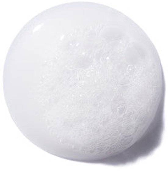 Une goutte de substance blanche moussante sur fond blanc.