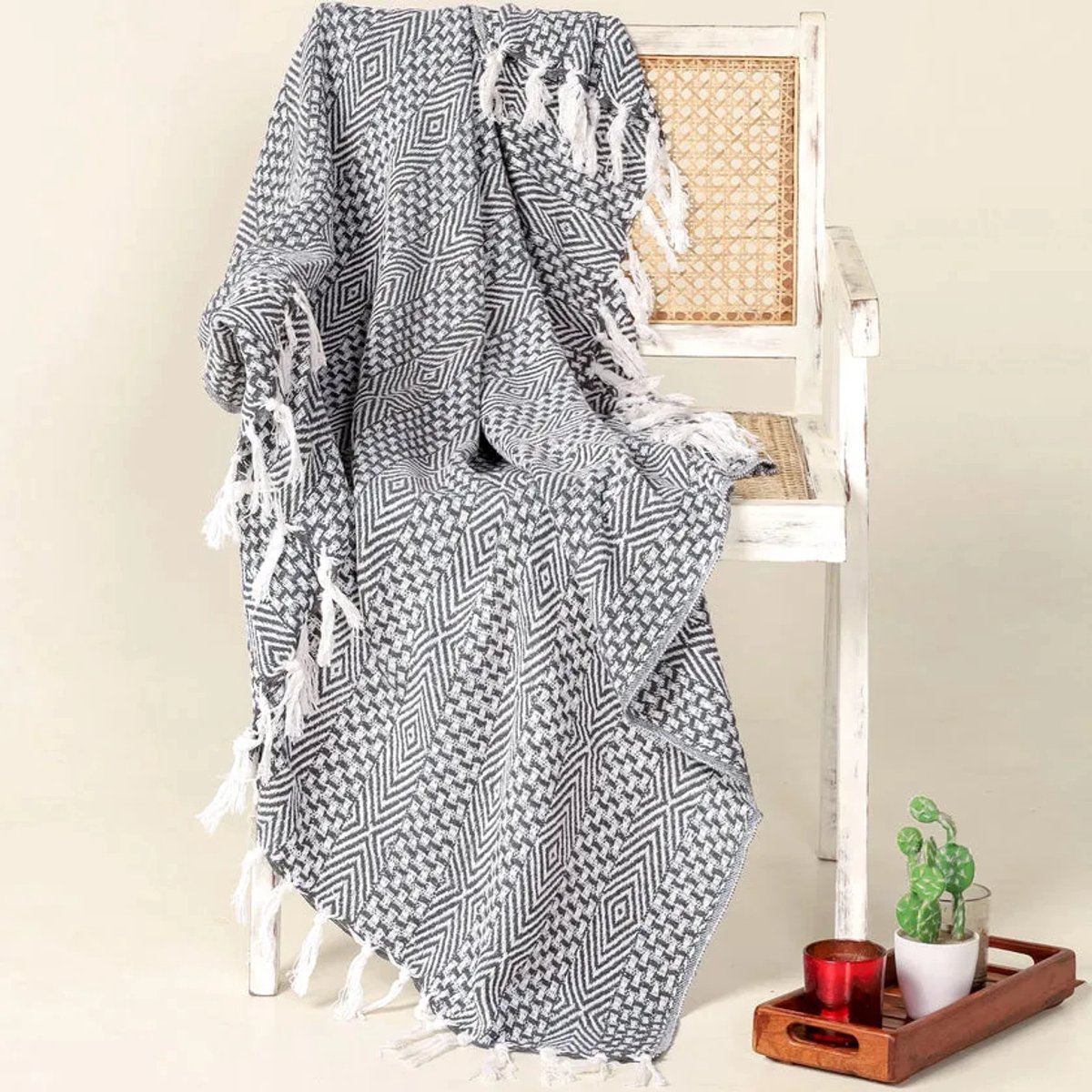 Urbane Hide | Scandi Chic Geometrisch Plaid | SierPlaids | 125x155 cm | met Franjes | 100% Katoen | Charcoal grijs