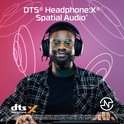 Een man met een bril en geruite blouse draagt een HyperX gaming headset. Tekst toont 'DTS Headphone:X Spatial Audio'.