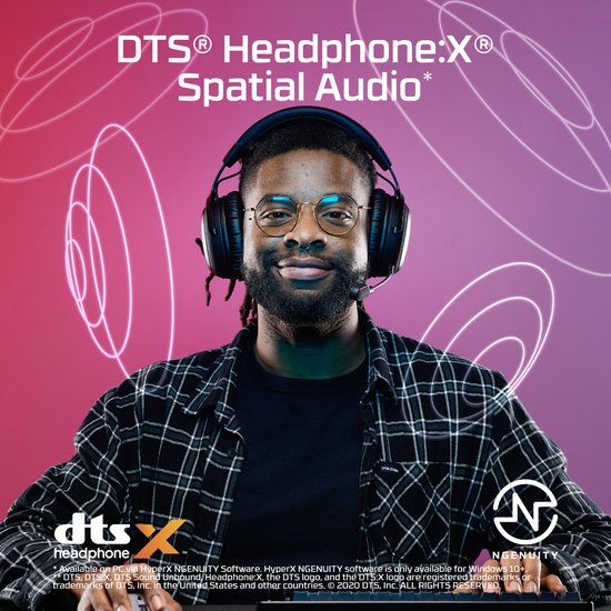 Een man met een bril en geruite blouse draagt een HyperX gaming headset. Tekst toont 'DTS Headphone:X Spatial Audio'.