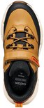 Bovenkant bruine sneaker met zwarte en oranje accenten, klittenbandsluiting en veters.
