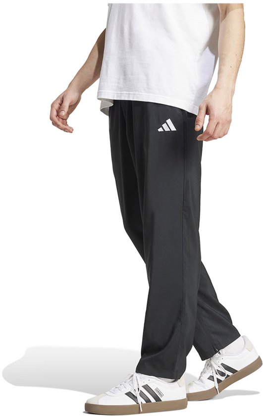Pantalon d'entraînement Adidas Essentials avec petit logo Stanford en noir.