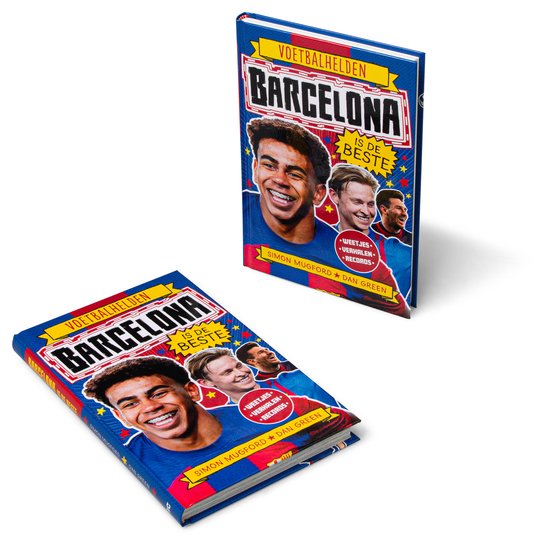 Twee exemplaren van het boek 'Voetbalhelden Barcelona is de beste', met drie lachende voetballers op de voorkant.