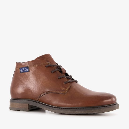 Bottine Bugatti en cuir marron à lacets, vue de côté.
