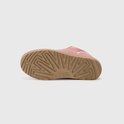 Zool van roze UGG sneaker met UGG logo en profiel.