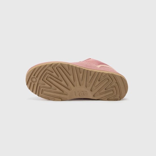 Zool van roze UGG sneaker met UGG logo en profiel.