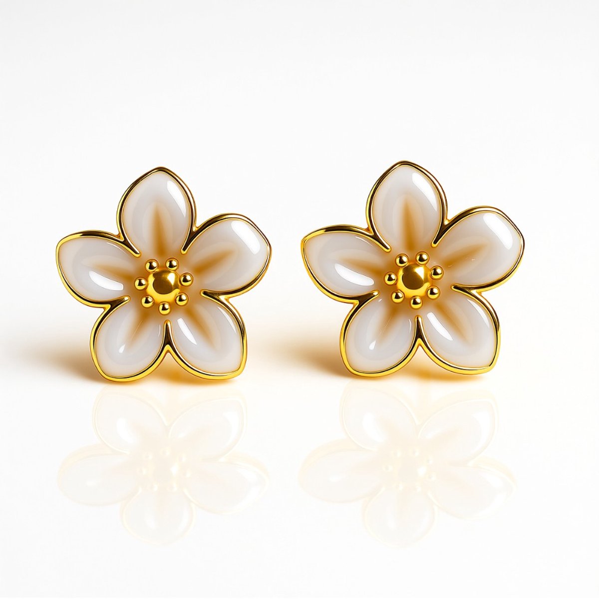 Luxxie statement oorbellen wit parelmoer-goud -oorstekers-kado voor haar-kerst kado-dames oorbelle