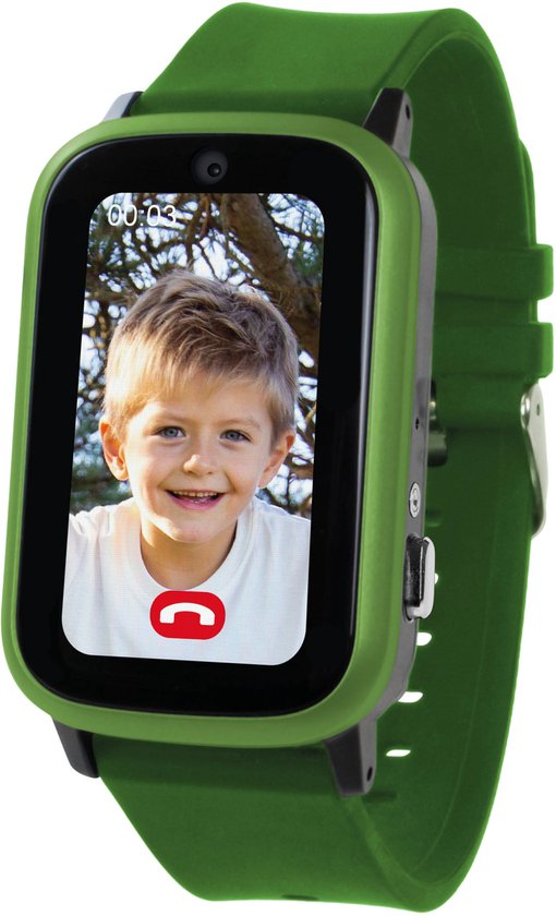 Groen one2track horloge met het gezicht van een lachende jongen op het scherm. Rode telefoonknop.