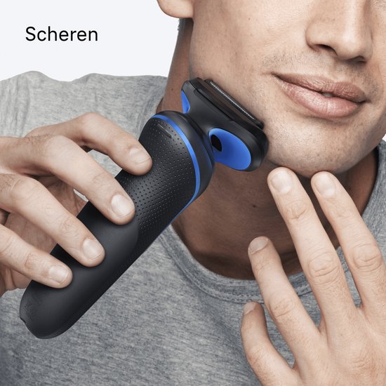 Man scheert zijn gezicht met een zwart Braun scheerapparaat met blauwe accenten.