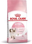 Verpakking Royal Canin Kitten voer met een katje erop.