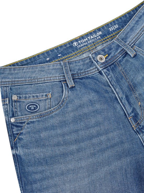 Detail van een blauwe jeans met het Tom Tailor logo en 'JJOSH REGULAR' op de tailleband.