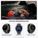 Kayakker met grijze smartwatch. Twee andere smartwatches tonen smartphone meldingen, Garmin Pay en Connect IQ Store.