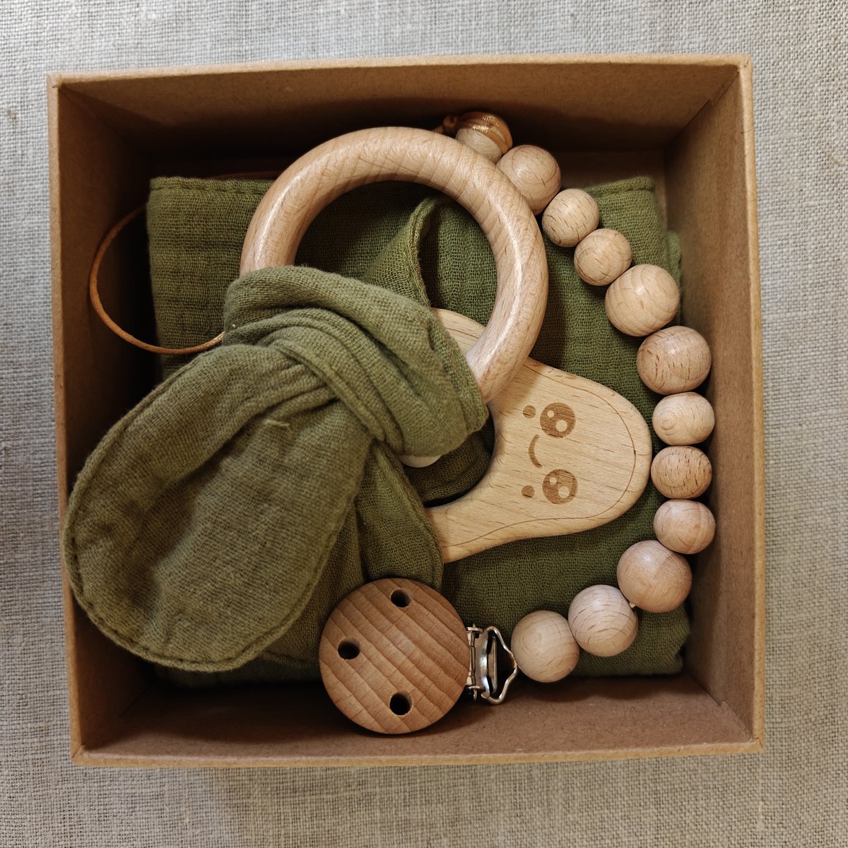 babykado - kraamkado - gender neutraal - natuurlijk - gecertificeerd hout - katoen - knuffeldoek - speenkoord - bijtring - groen - cadeau