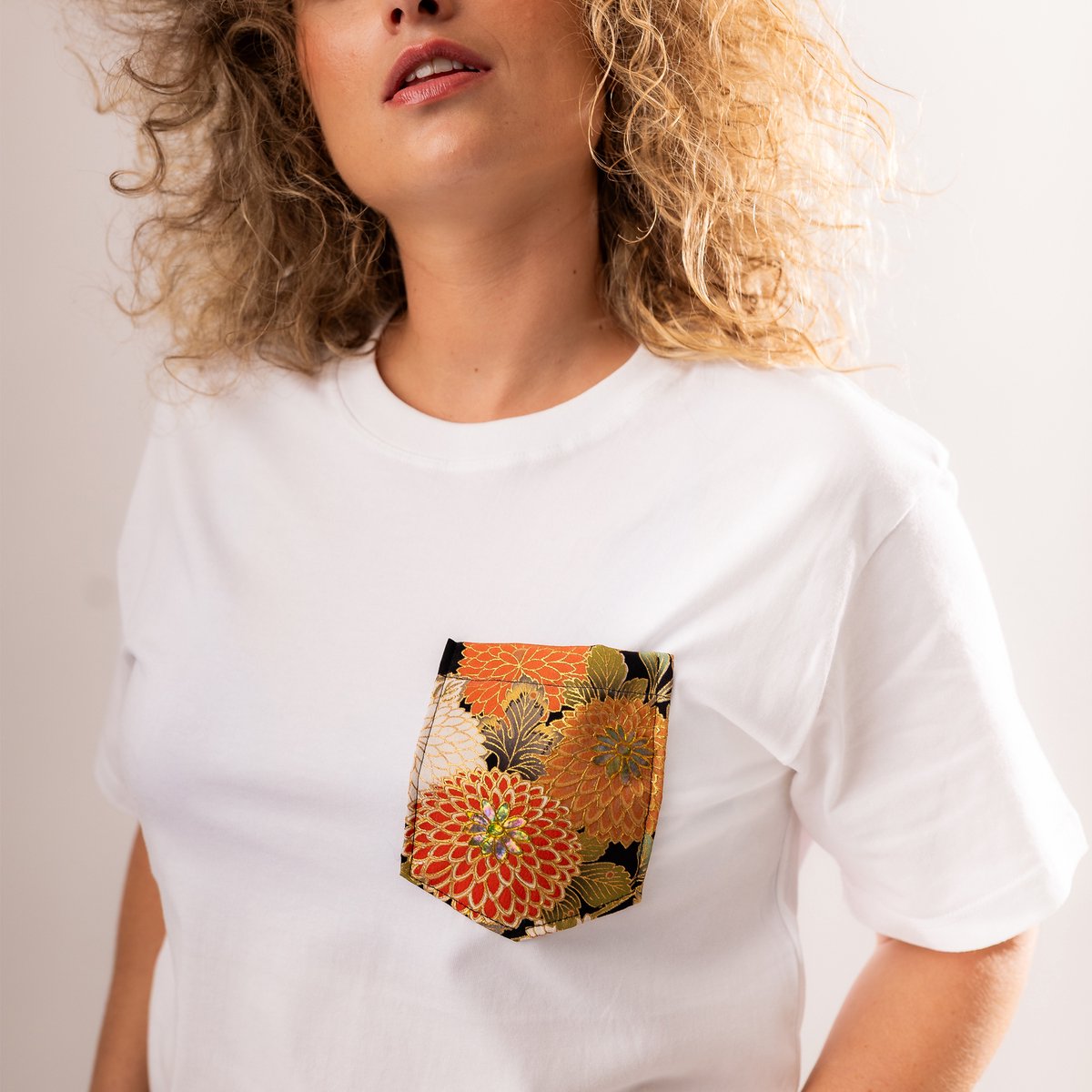 Kimomi Dames T-shirt Golden Kiku - Limited Edition – Wit T-shirt met Kimono Detail – 100% katoen - Maat XL - Zwart-oranje Bloemenprint