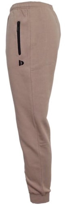 Zijaanzicht van een taupe-grijze joggingbroek met ritszakken en een klein logo.
