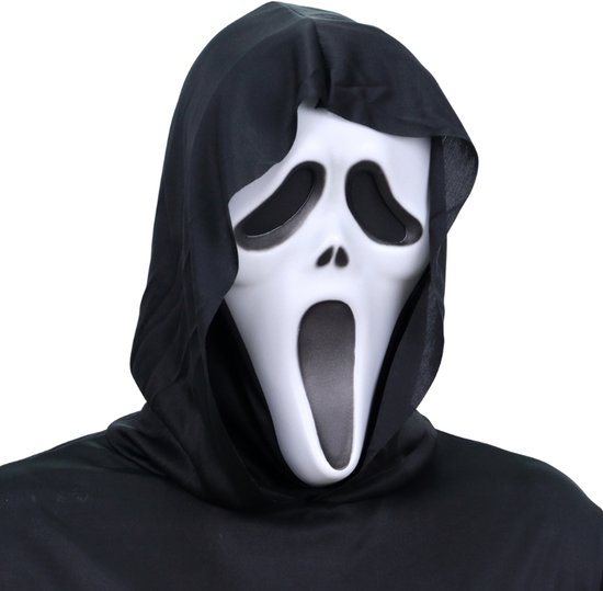 Een close-up van een wit masker met een open mond en grote, donkere ogen, onder een zwarte capuchon.