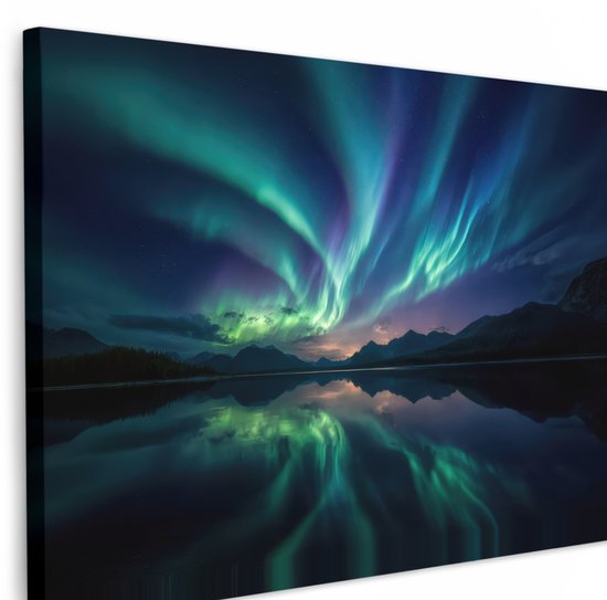 Een schilderij van het noorderlicht met groene en paarse tinten boven een rustig bergmeer, weerspiegelend in het water.