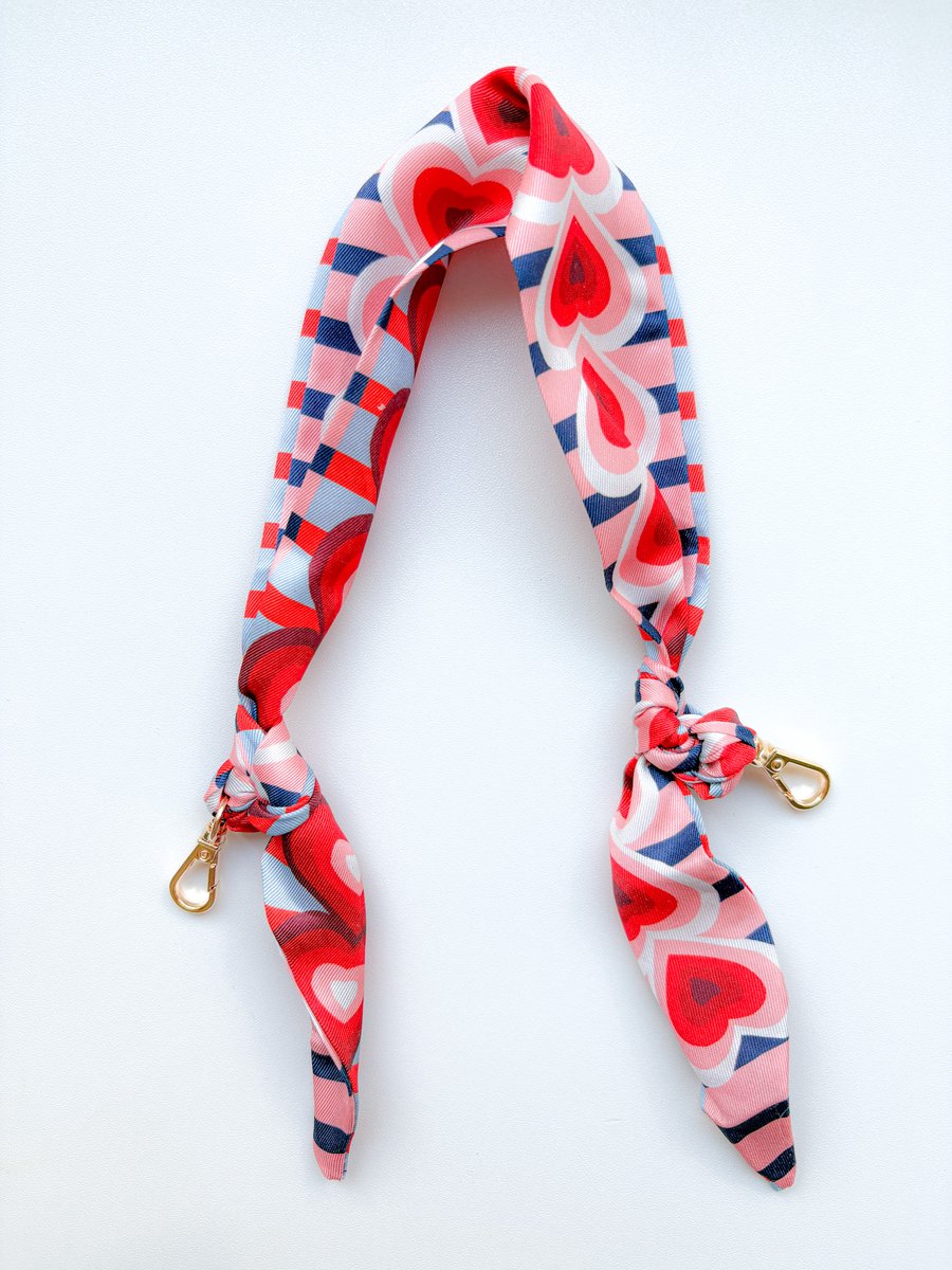 Silky Telefoonkoord – Pink Hearts Edition – Luxe Telefoonkoord van Zijdezachte Sjaalstof – Universeel met Lanyard Pad (Limited Edition)