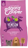 Paarse zak hondenvoer. Met edgard cooper logo. Met 'Delicious Venison & Free-run Duck'.