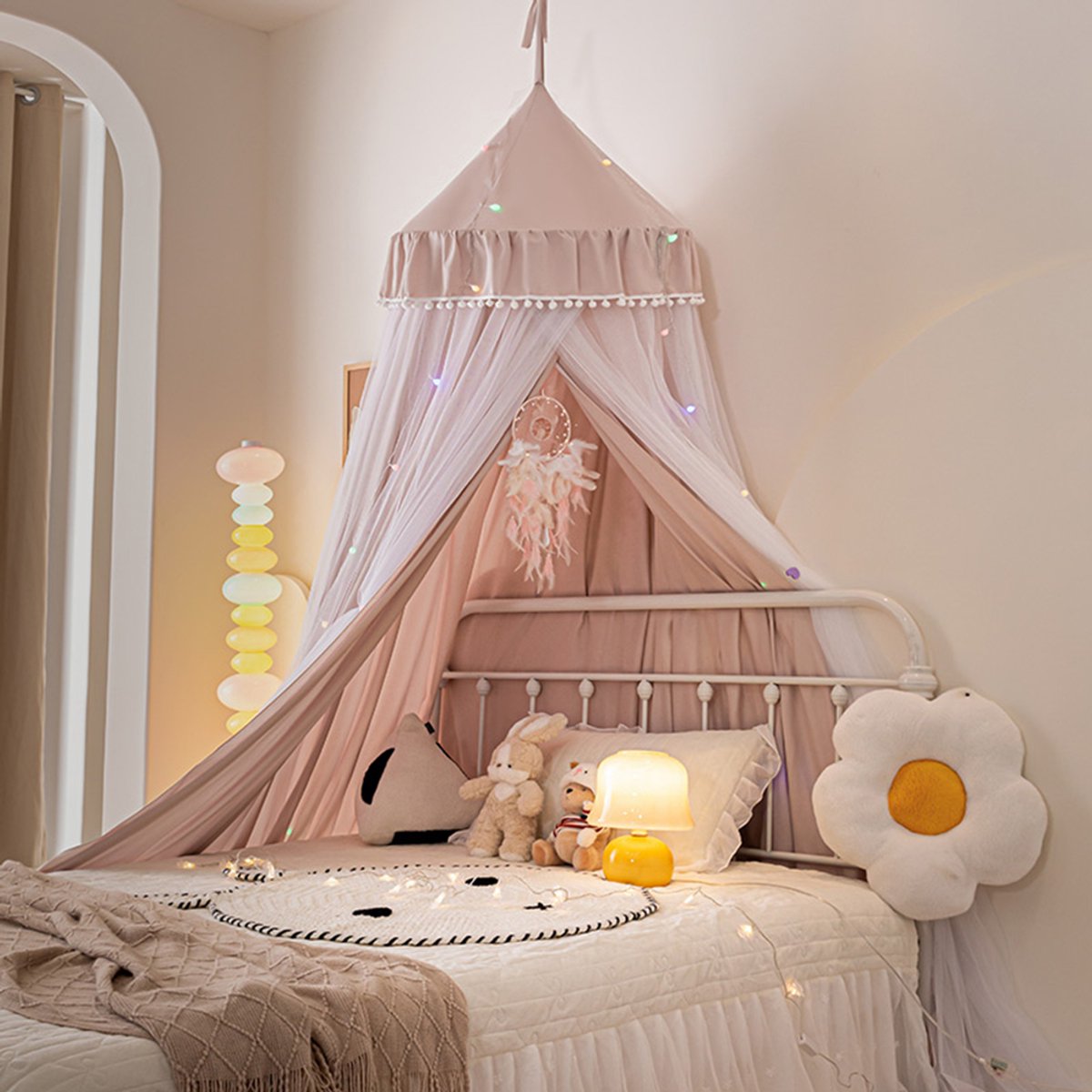 Qelus Baby Klamboe met Leuke Pomponnen - Dubbellaags Rond Muggennet - Inclusief Installatiemateriaal - Verduistering - Bedtent voor Babykamer/Tweepersoonsbed/Familiebed - Roze