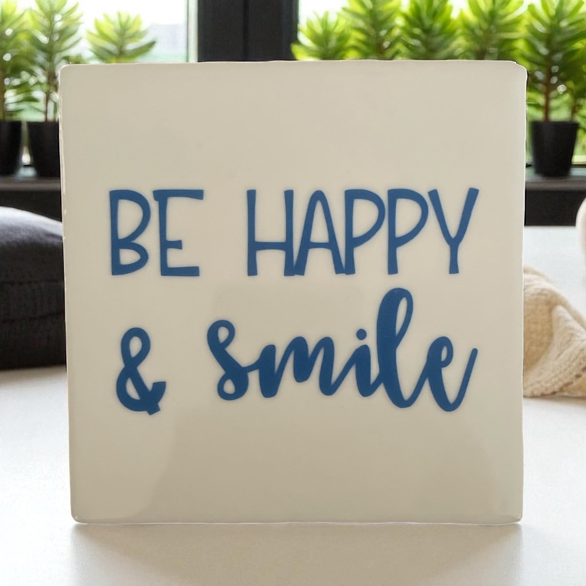 Hip Tegeltje met tekst-Be Happy & Smile-Wit-Spreuk-Cadeau-Geschenk-Gift-Kado-Lief-Zomaar-Verjaardag-Moederdag-Sint-Kerst