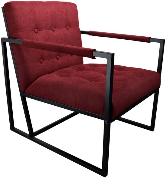 Fauteuil met dieprode stoffen bekleding, zwarte metalen armleuningen en een geometrisch frame.