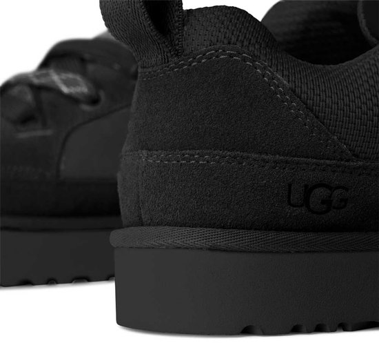 Close-up van de hiel van een zwarte UGG LO Lowmel sneaker met UGG logo.