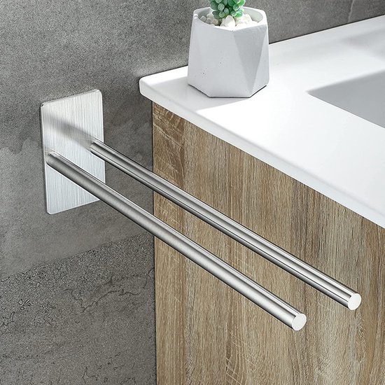 Porte-serviettes double en métal brossé, à côté d'un lavabo.