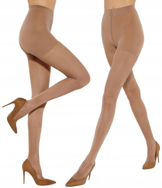 Twee vrouwen met beige panty's en hoge hakken, op een witte achtergrond.