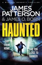 Boek 'Haunted' van James Patterson & James O. Born, met een man die wegrent in een donkere gang. Tekst: 'Far from home... Far too close to danger'.