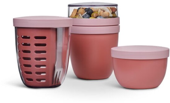 Trois pots à déjeuner Mepal corail, sur fond blanc. Grand pot avec remplissage et deux petits pots.
