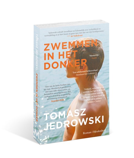 Livre intitulé "Zwemmen in het donker" par Tomasz Jedrowski, avec un jeune homme dans l'eau sur la couverture.
