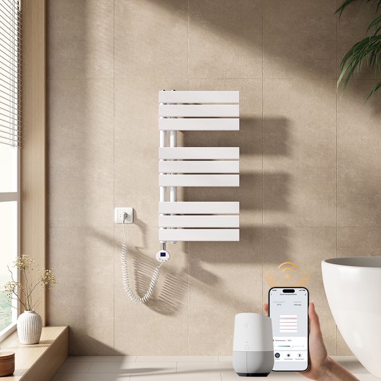 Een witte, moderne handdoekradiator hangt in een badkamer, verbonden met een slimme stekker. Een smartphone toont de bedieningsapp.