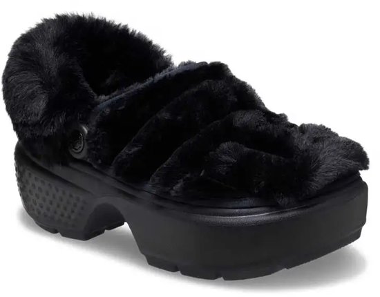Zwarte Crocs Stomp Lined Quilted Clog met dikke zool en faux fur voering.