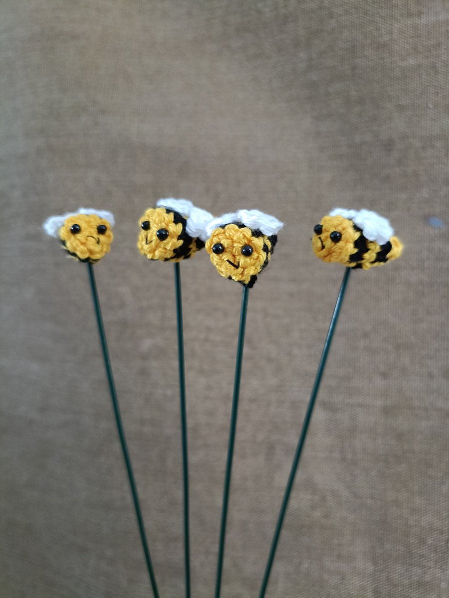 Knuffelsenzo - Bij op stokje - Gehaakt - Kunstbloem - Handgemaakt