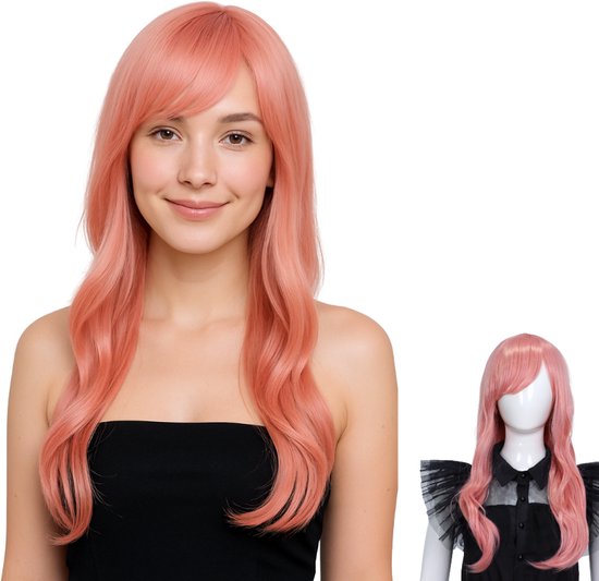Een vrouw met een lichtroze pruik met pony en golvend haar, lachend. Naast haar een mannequin met dezelfde pruik.