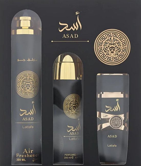 Lattafa Asad geschenkset met luchtverfrisser, bodyspray en parfum in zwart-gouden flacons met leeuwenembleem.