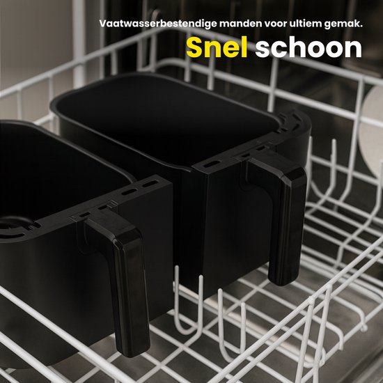 Twee zwarte manden van de dubbele heteluchtfriteuse staan in een vaatwasser.