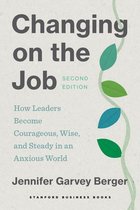 Boekomslag van "Changing on the Job, Second Edition" met de tekst "How Leaders Become Courageous, Wise, and Steady in an Anxious World" door Jennifer Garvey Berger.